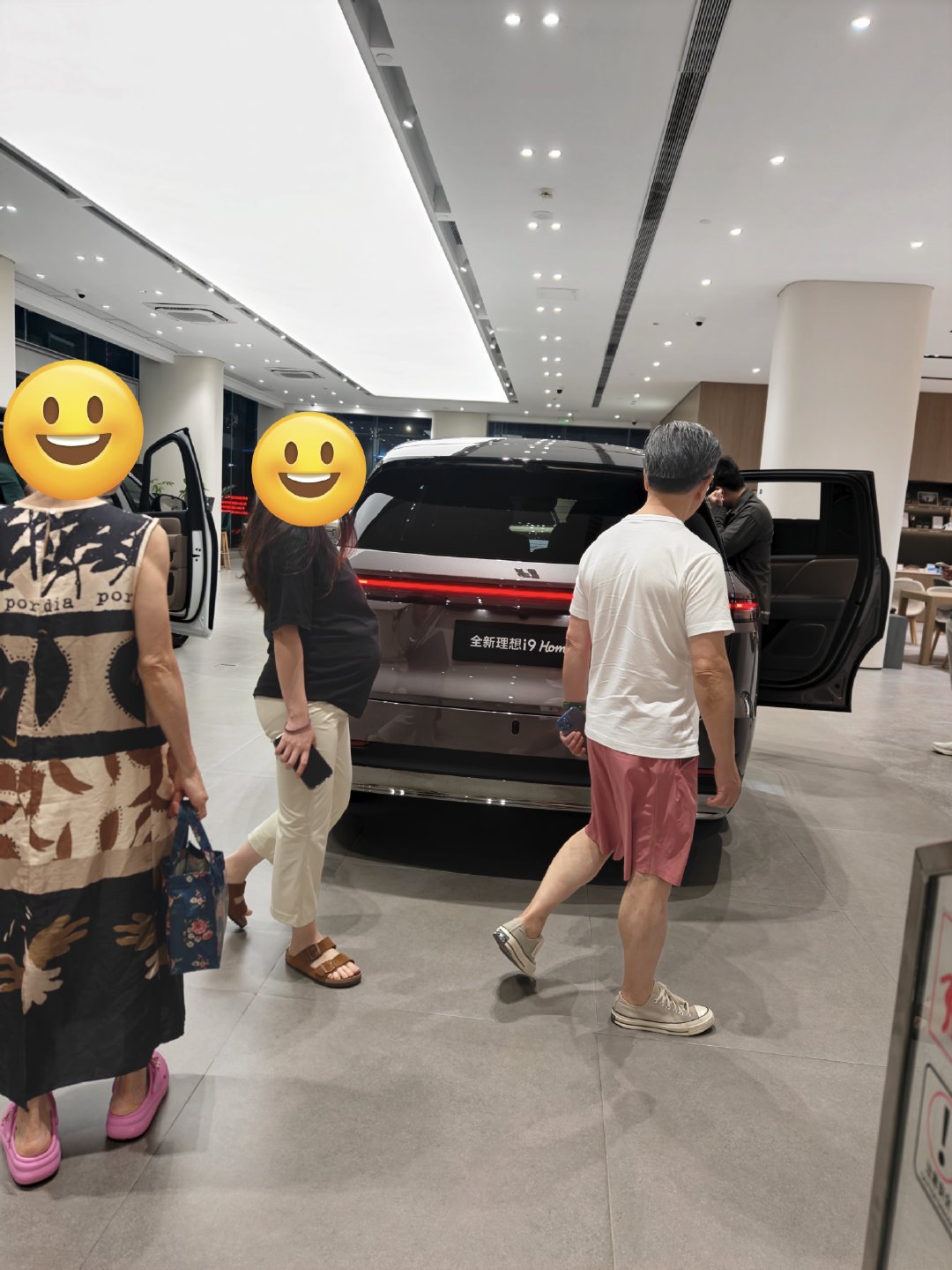 去理想门店看了i9，到店看车的大多是年轻精致的家庭用户~

有的明显就是为了二孩（图2）准备的，想换一台空间更大、乘坐更舒服的车。

几组客户重点体验的就是二排的旋转座椅。

#霸天探店##理想##理想i9# ​