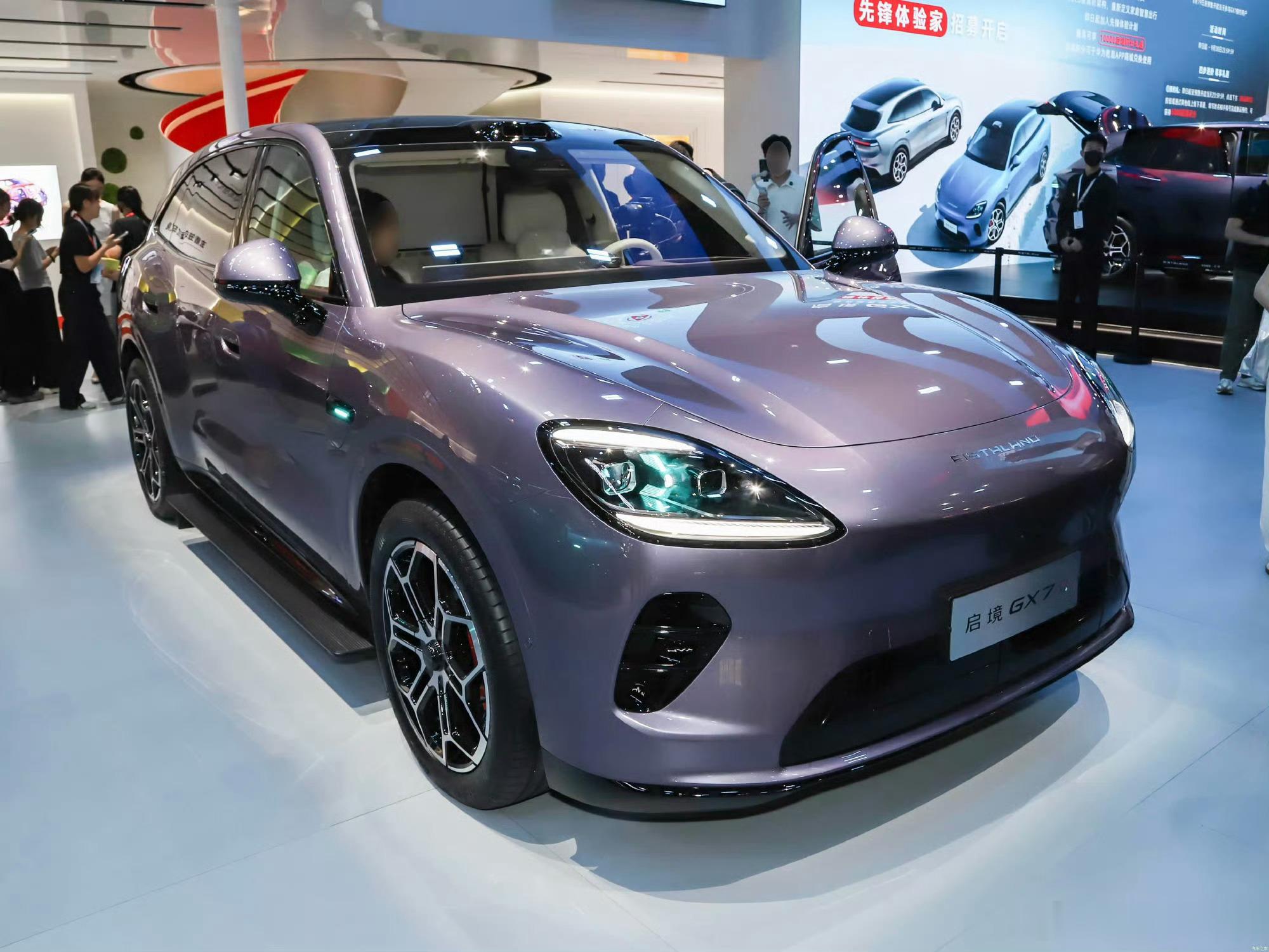启境GX7为2026年推出的中大型五座增程SUV，面向家庭多场景出行打造，外观采用简约硬朗的车身造型，前脸灯组具备连贯的灯光效果，车身腰线流畅，整车气场稳重。

该车搭载鸿蒙座舱6车机系统，支持多轮自然语音交互、方言识别，配备儿童监测功能，识别到车内孩童入睡时，可自动调节车内温度、灯光与影音 ​