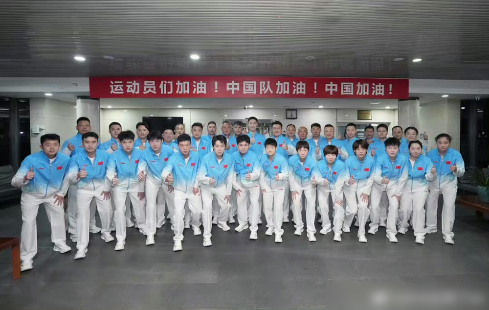 国乒大合影，林诗栋站C位，孙颖莎在旁，王楚钦直接靠边。网友炸了：这站位，有点东西。
细看，全队只有林诗栋一个人亚运会身兼四项，男团、男单、男双、混双，一样没落下。说是C位，实际是把他架上去烤。右手还不自觉地冲女队那边比了个赞，被调侃成独自承受一切的避嫌工具人。
王楚钦、王曼昱往边上退，不是失宠，