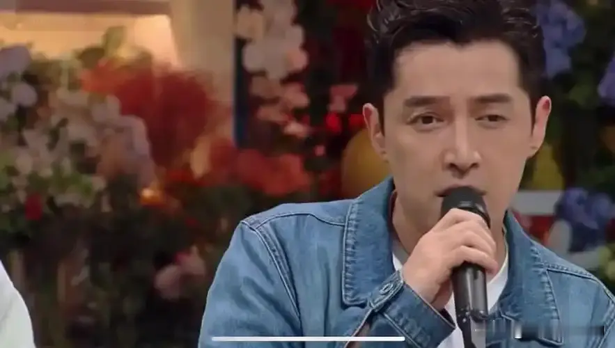 [灵光一闪]胡歌模仿刘德华唱《来生缘》，你觉得怎么样？

昨晚“湾区升明月”晚会，胡歌这段即兴模仿直接刷屏了！

恰逢44岁生日，他一边当主持，一边现场清唱《来生缘》，还顺手模仿起刘德华。镜头一推，皱眉、闭眼、挥手、发力，表情管理彻底“失控”。网友看完都笑：感觉胡歌浑身上下每一块肌肉都在使劲，拍戏都