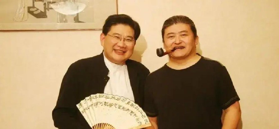 63岁刘欢中秋在上海走了，最后一场演出冻到忘词还在唱，那英连夜换上黑衣加唱《弯弯的月亮》送他
9月26日晚，成都凤凰山体育公园，那英在自己的演唱会上临时加了一个环节。她换上一身黑衣，哽咽着对台下说：“今天早上我接到了一个噩耗，我的良师益友，对中国流行音乐做出了巨大推动和贡献的刘欢老师，真的离开了我们
