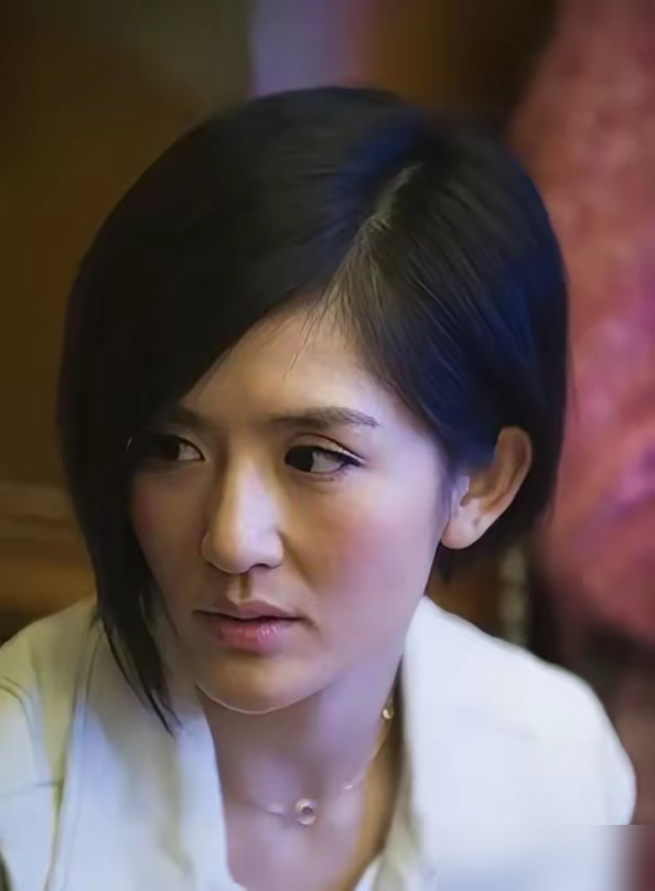 谢娜这事，我真是服了。弟弟转错币种，3万澳元当3万人民币还，少给12万，包文婧一提醒，当场补齐。就这么个乌龙，节目组咔嚓一刀，只留了提醒那一段。补钱的镜头，剪没了。
然后谢娜被骂了七年。抠门、赖账、借澳元还人民币，标签贴得死死的。中间包文婧出来说过一次，没用。2023年谢娜在萌探里又解释一遍，还是