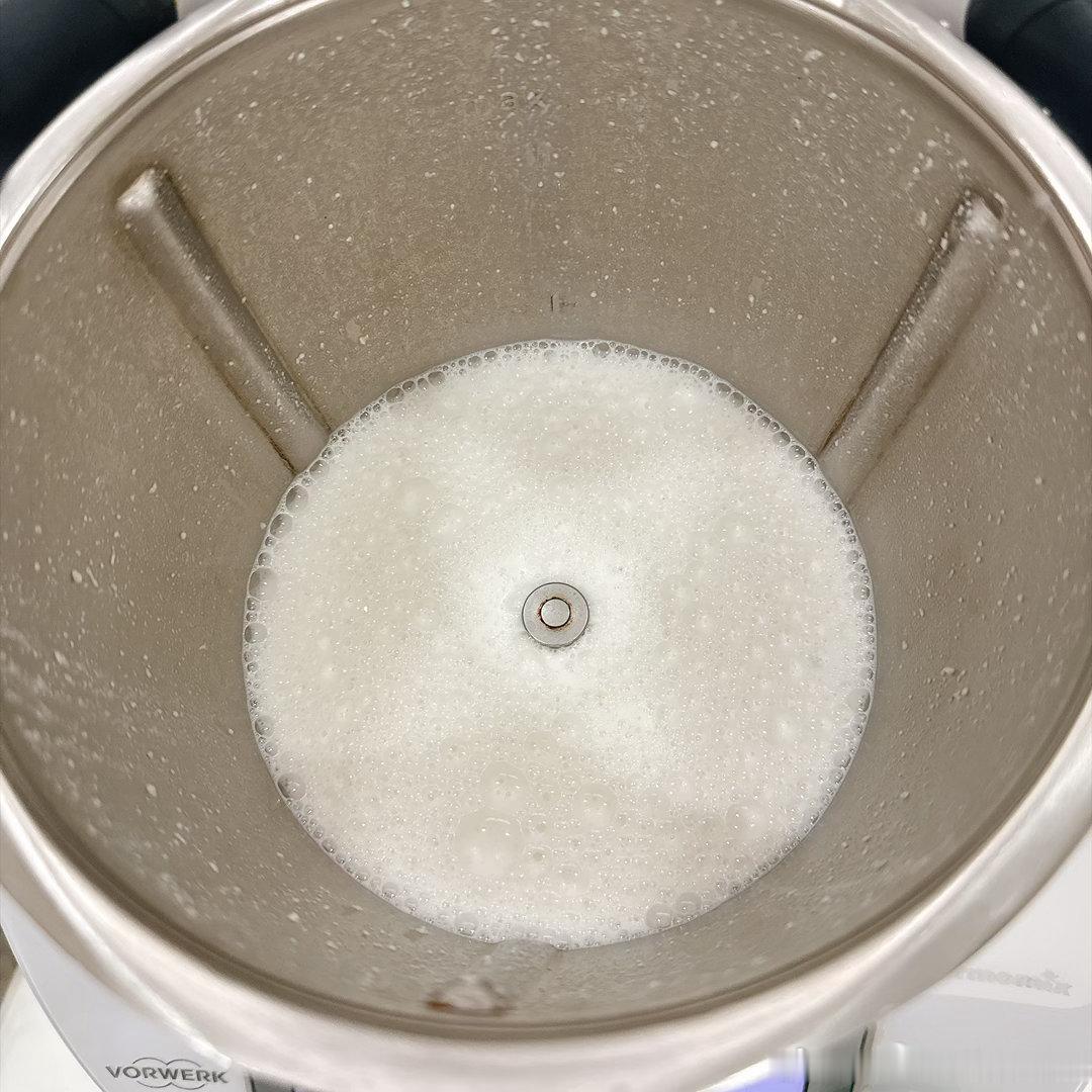 早上喝了腰果奶，才喝一半就觉的恶心，问了DeepSeek:
喝了生腰果奶觉得不舒服，可能有几个原因，你可以对照看看：
1. 生腰果本身的问题
· 消化负担：生腰果含有较多生淀粉和胰蛋白酶抑制剂，比熟腰果更难消化，容易引起胀气、恶心。
· 植酸：生腰果植酸含量高，可能刺激肠胃。
· 浸泡是否到位：食谱通 ​
