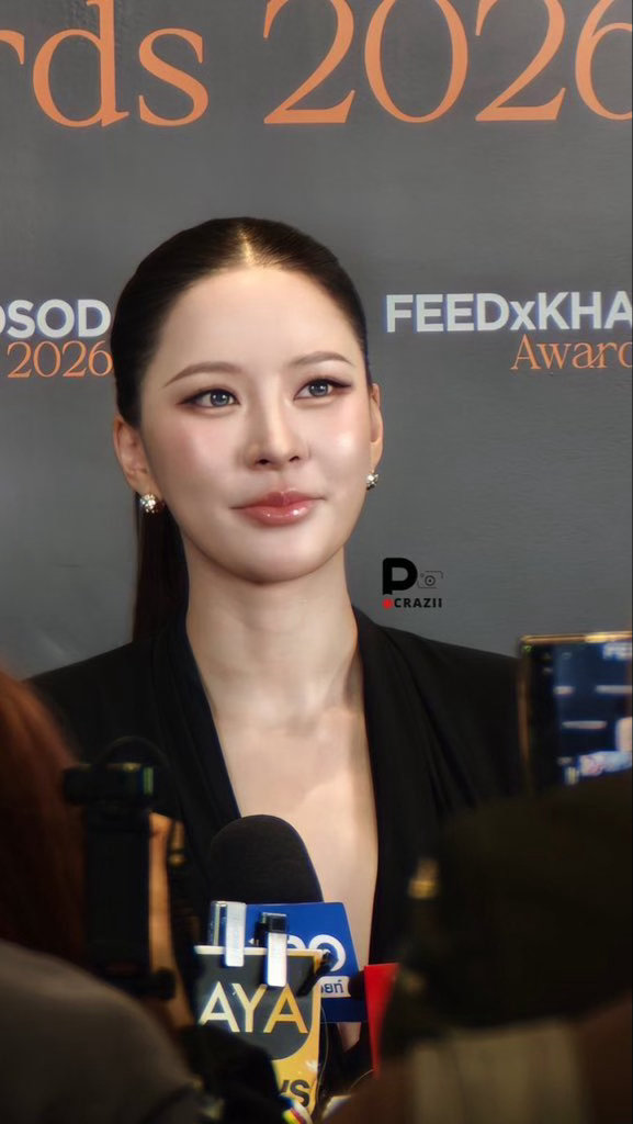 #PuinoonBint[超话]#  🪷#泰剧镇灵# 🔔
puinoon X更新
今天，Puinoon非常感谢2026 FEEDxKHAOSOD颁奖盛典。很荣幸我与Bint能够参与本次活动。

感谢暹罗天地ICONSIAM场馆热情接待我们以及粉丝朋友们。已经来过这里两次，内心感触很深。

感谢各位媒体前辈关照，拍下了许许多多我和Bint好看的照片与 ​