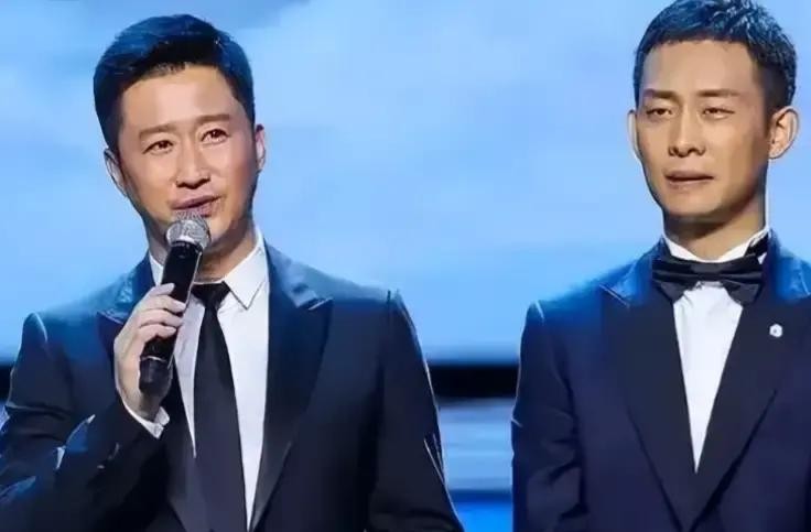 张译被全网吹100块就肯演吴京的戏，他三次合作全走的正规合同，片酬一分不少按规矩结。

黑粉拿这事骂张译心机重，说他把兄弟情算得这么清楚。

电影圈一个制片人替他说了句实话。他说，吴京请张译拍《金刚川》，给的价钱不是友情价，是当时市场正常报价。两个人勤勤恳恳把戏拍完，下次见面互相敬酒抽烟。

后来《