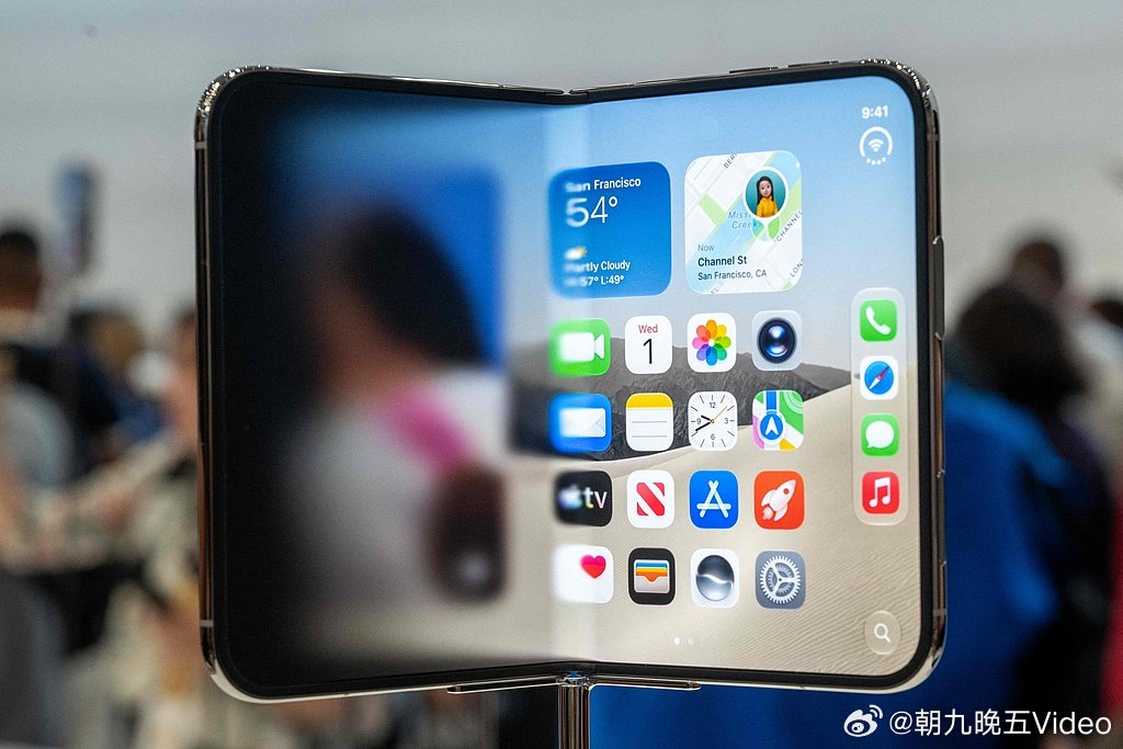 【#苹果客服回应iPhoneDuo适配性担忧#】iPhone Duo发售在即，作为苹果的首款折叠屏手机，应用的适配性问题也引发网友关注。10月21日，#iPhoneDuo开箱暴露适配问题#登上热搜，在一则开箱视频中，用户演示的一款游戏应用与iPhone Duo未完全适配。

就iPhone Duo的软件适配性担忧咨询苹果客服时，对方表示 ​