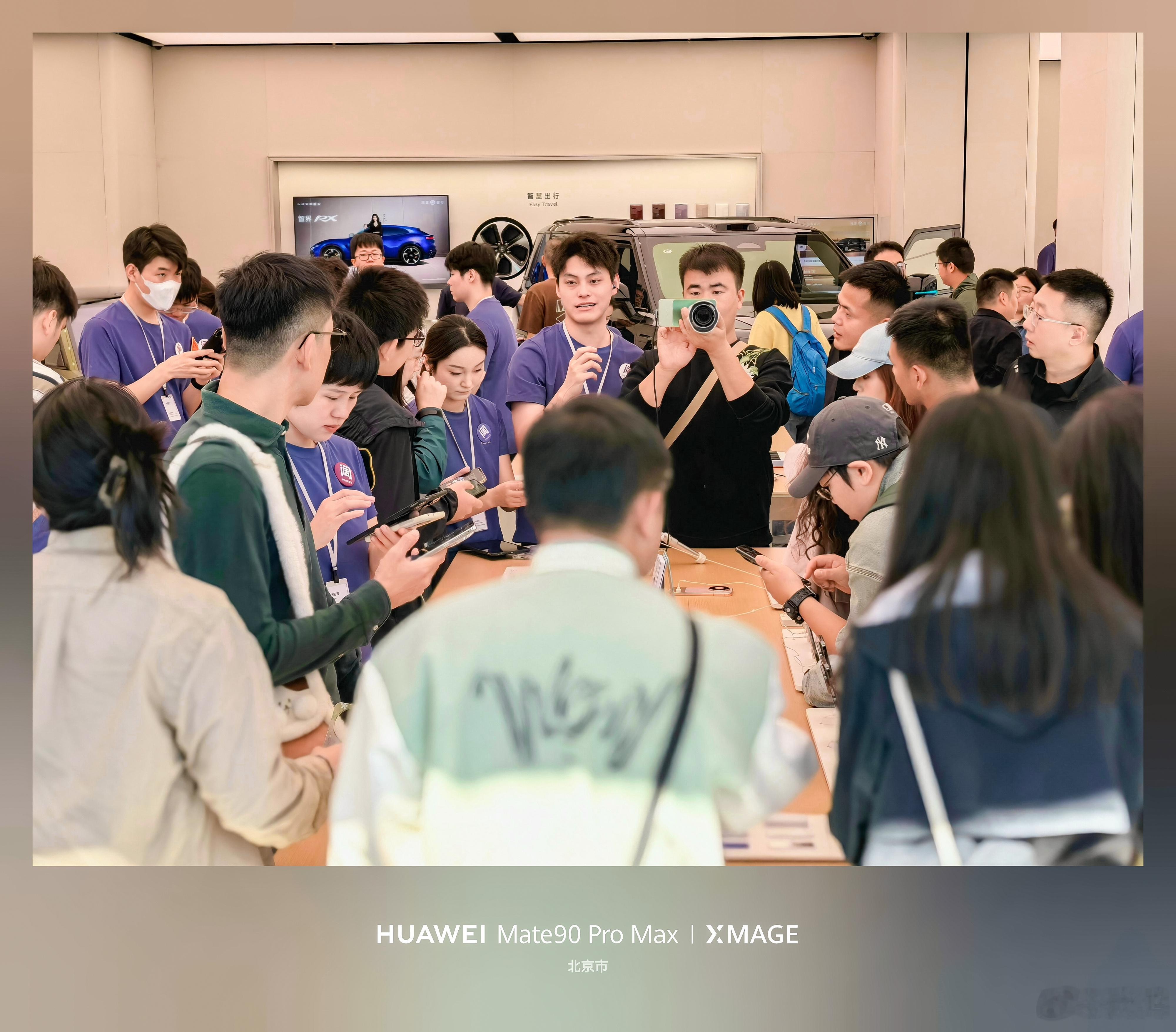 Mate90系列火爆开售，我顺着那些转发量高的帖子往回倒了一下，发现喊得最响的号，头像清一色是官方那几张图，发的句子都差不多。这种齐整，广告圈叫统一口径，咱们看热闹的叫训练有素。

真要判断线下到底热不热，得看另外两个地方。一个是门店的取号单，早晚各拍一张，中间隔了多少人一目了然。另一个 ​