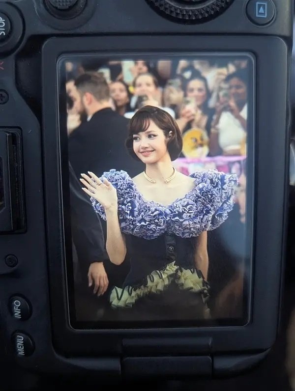 Lisa出发看LV了，这一身消化的如何 ​