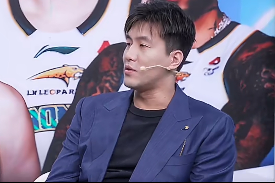 郭艾伦:杜峰生气了，走路都横着走！ 郭艾伦携手丁彦雨航解说比赛，看到杜...