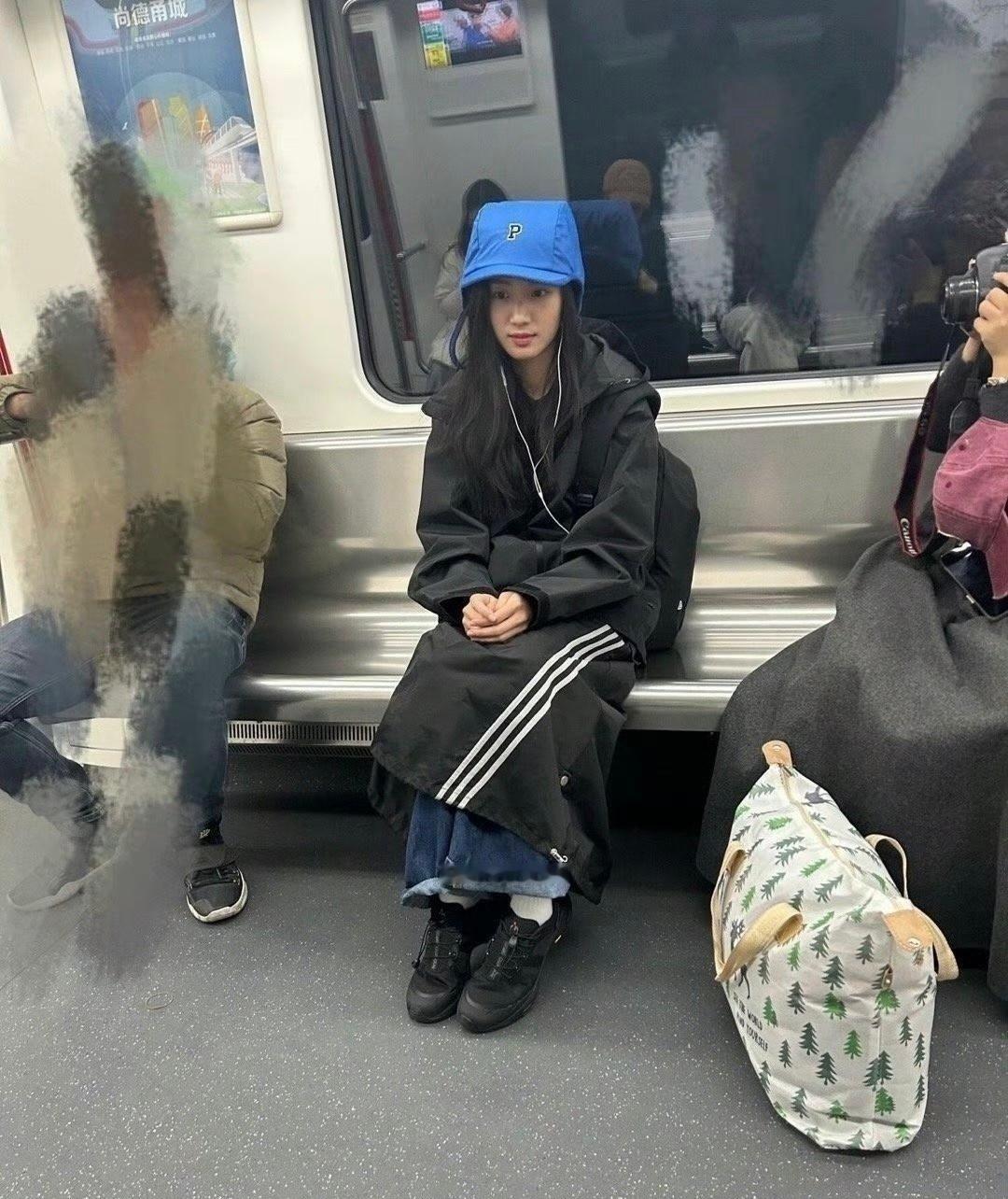 路人偶遇卢昱晓，原来女明星也会一个人坐地铁，好接地气呀 ！ ​