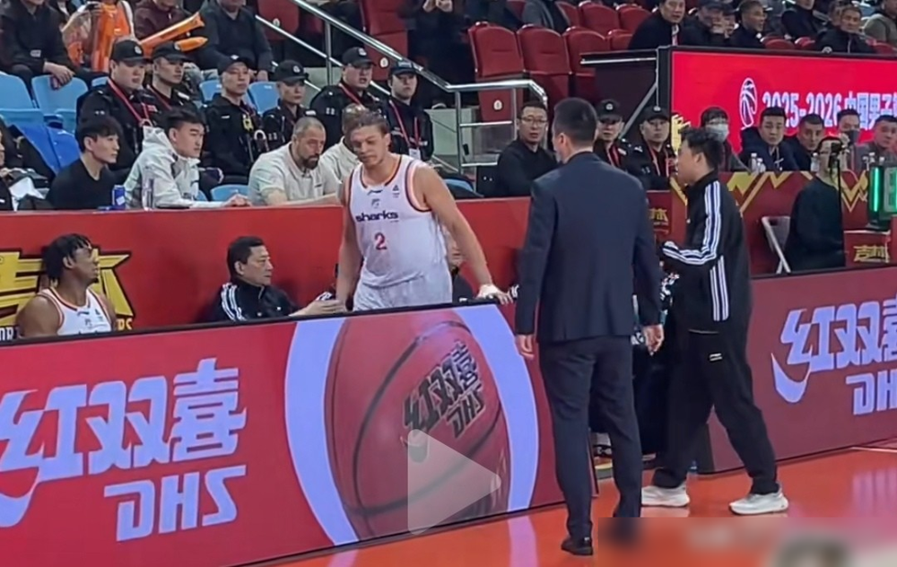 年薪百万美元，场上浪投摆烂。 上海男篮外援洛夫顿，刚跟教练卢伟吵完。...