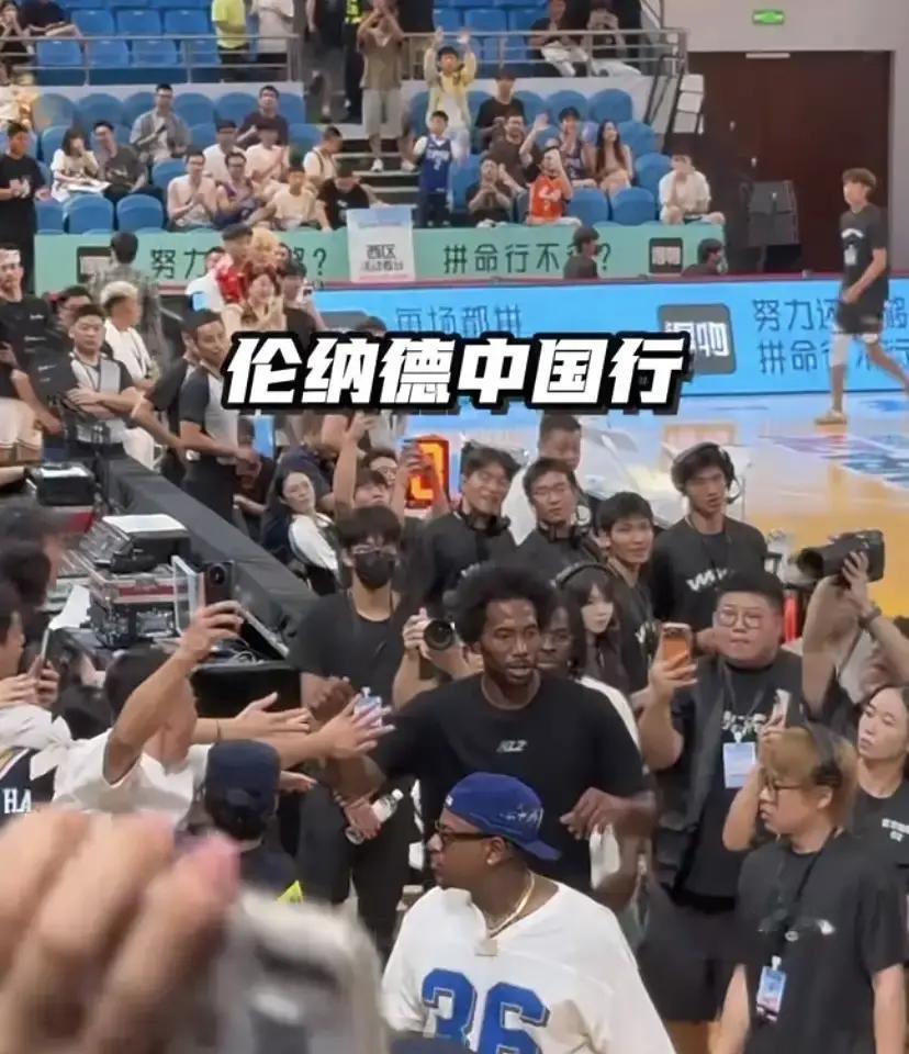 卡哇伊的“捞钱”水平被大家低估了，伦纳德早就不是那个只会默默无言的顶级3号位，场内场外比nba大多球星精明多了。

就拿伦纳德这趟2026中国行来说，表面看是香港启德体艺馆见面会、成都简阳篮球嘉年华、武汉洪山体育馆100比35碾压街球手白晶的百分大战，再转上海潮牌活动，半个月内把“首访香港—西南下沉
