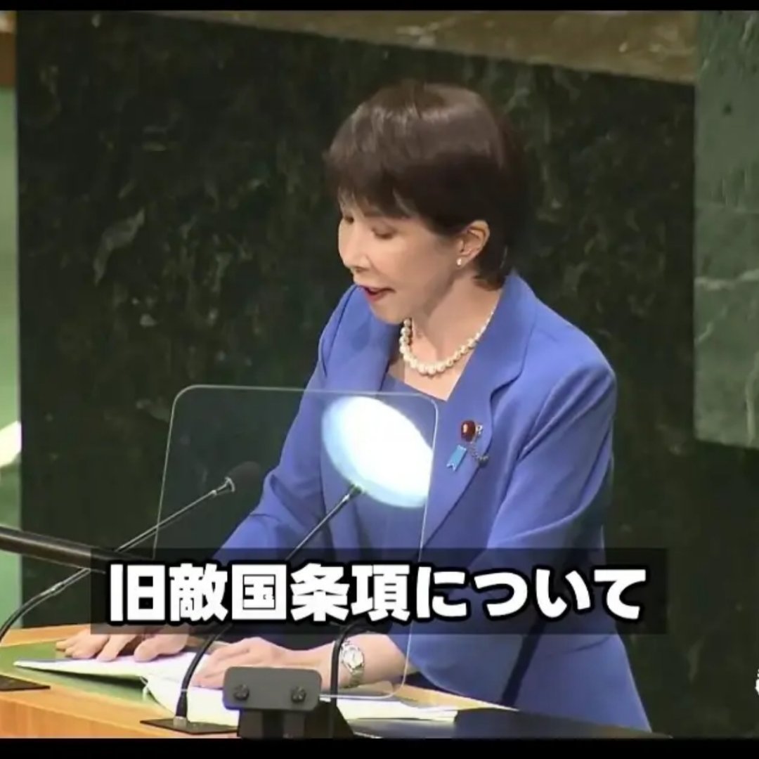 高市早苗不愧为表演型人才！走出机舱，没有红地毯，没有夹道欢迎，依然可以面带笑容对着空气挥手示意。这名场面将永载史册！真应了那句话，只要你不尴尬，尴尬的就是别人。 ​