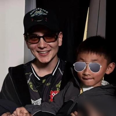 余文乐晒出前妻和男明星的合照，配文：“她是为了他来的。”
王棠云没翻脸，反而笑着接梗。离婚才四个月，她带着俩孩子和余文乐他妈，专程飞长沙探班。
照片里，余文乐牵女儿上台，前妻跟张彬彬站一块儿合影，余妈妈也乐呵呵凑热闹。一家人各玩各的，谁也不尴尬。
余文乐在《披荆斩棘》瘦回巅峰，黑色背心露着胳膊