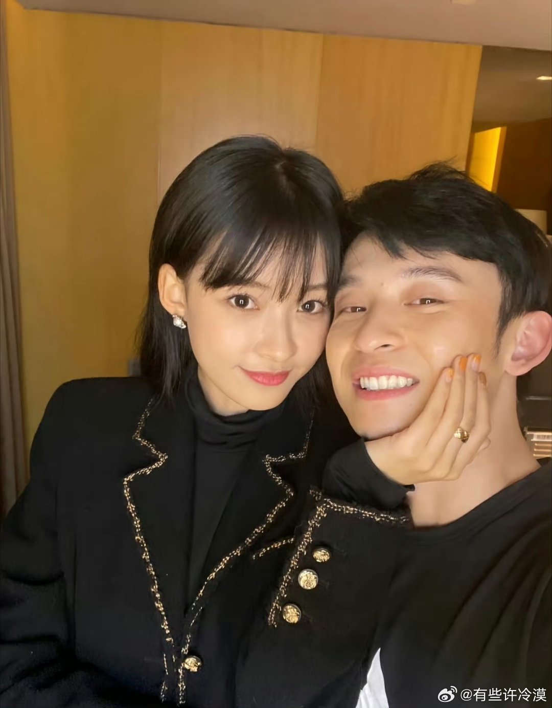 #孙怡曾称没有和董子健彻底掰了#孙怡在近期采访中坦言，与董子健的关系因孩子牵连仍叫前公婆爸妈，两人离婚后并未彻底闹掰。
爱情退场但亲情延续孙怡明确表示两人“不是那种彻底掰了”，因为共同的孩子存在，无法做到老死不相往来，婚姻结束但为人父母的责任还在。
亲情未断：她强调“爱情断了，亲情没 ​