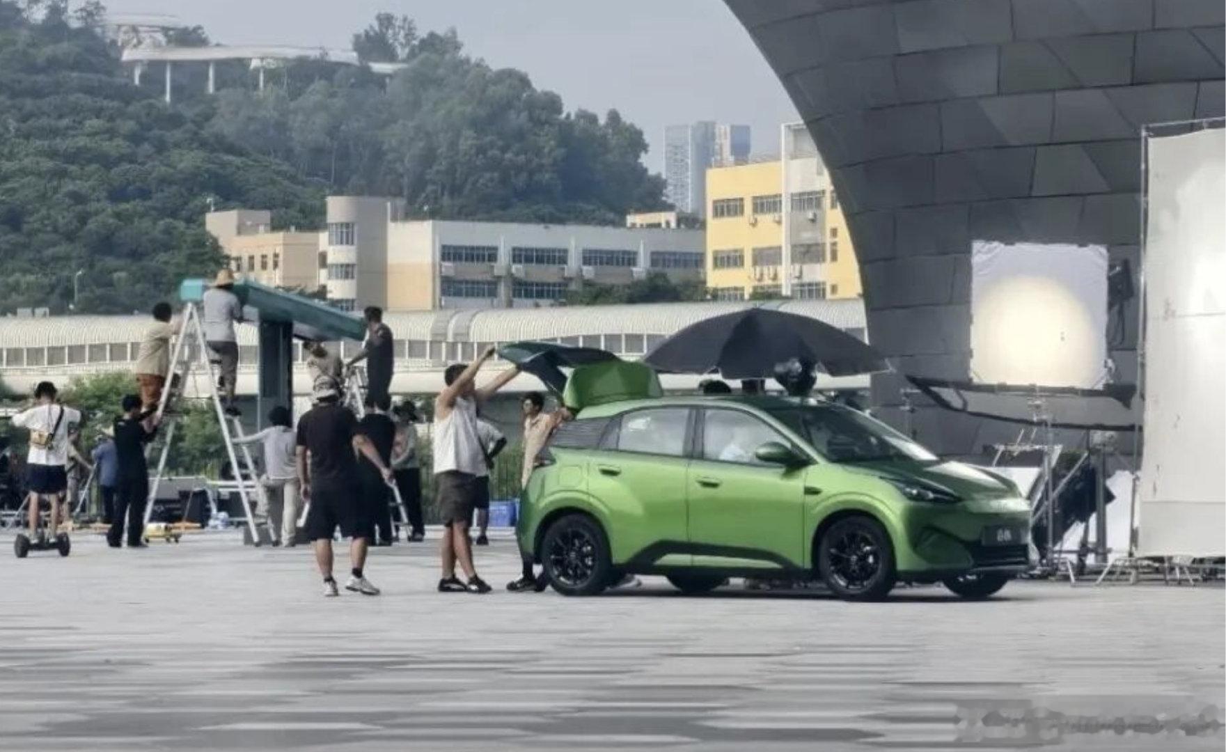 全新一代海鸥实锤会搭载闪充了，拍摄现场搭建了闪充桩的模型，但应该不会全系标配[并不简单]
#比亚迪海鸥##新车##汽车资讯# ​