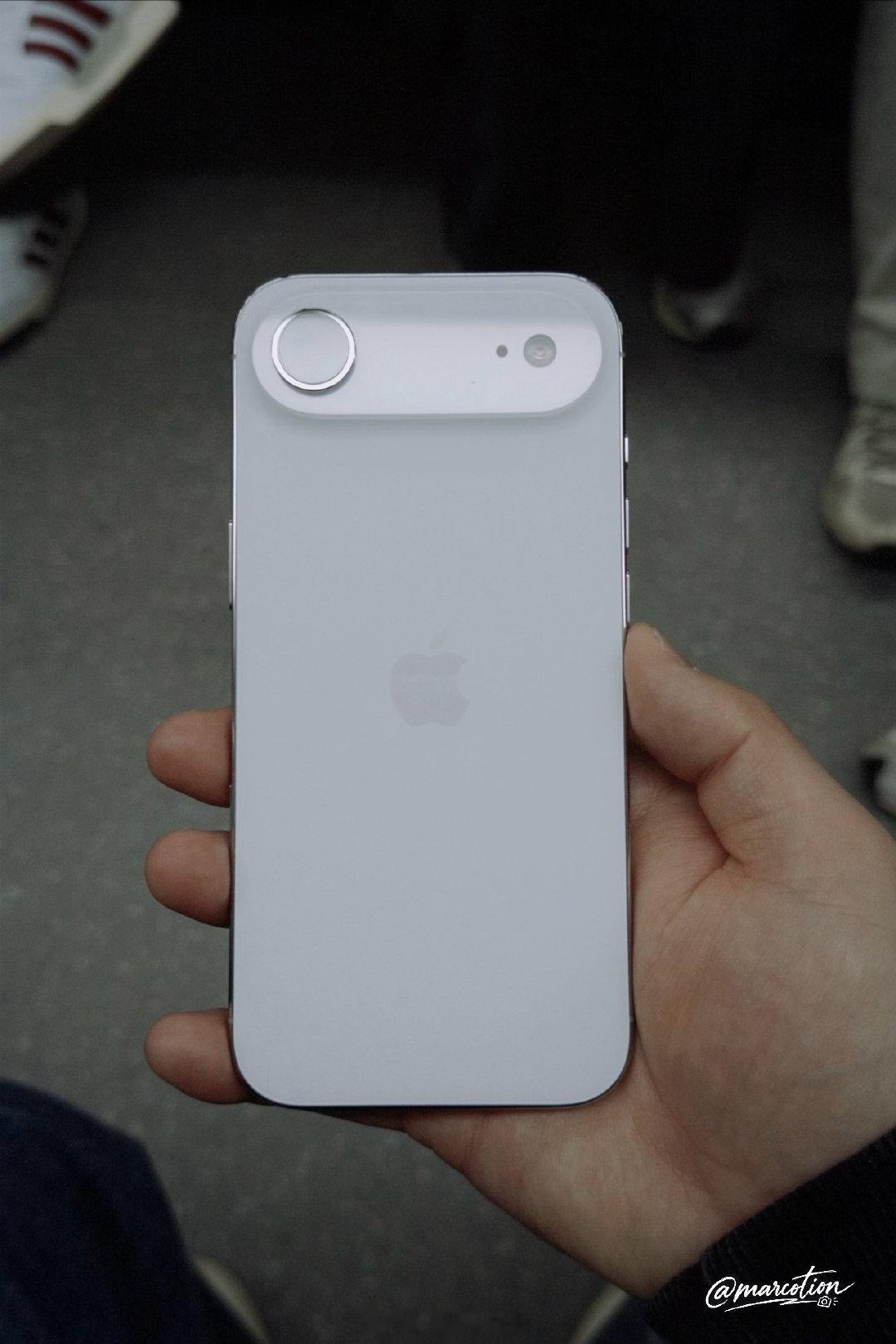 时常怀念我的 iPhone Air ，真的很精致 [捂嘴哭][捂嘴哭] ​