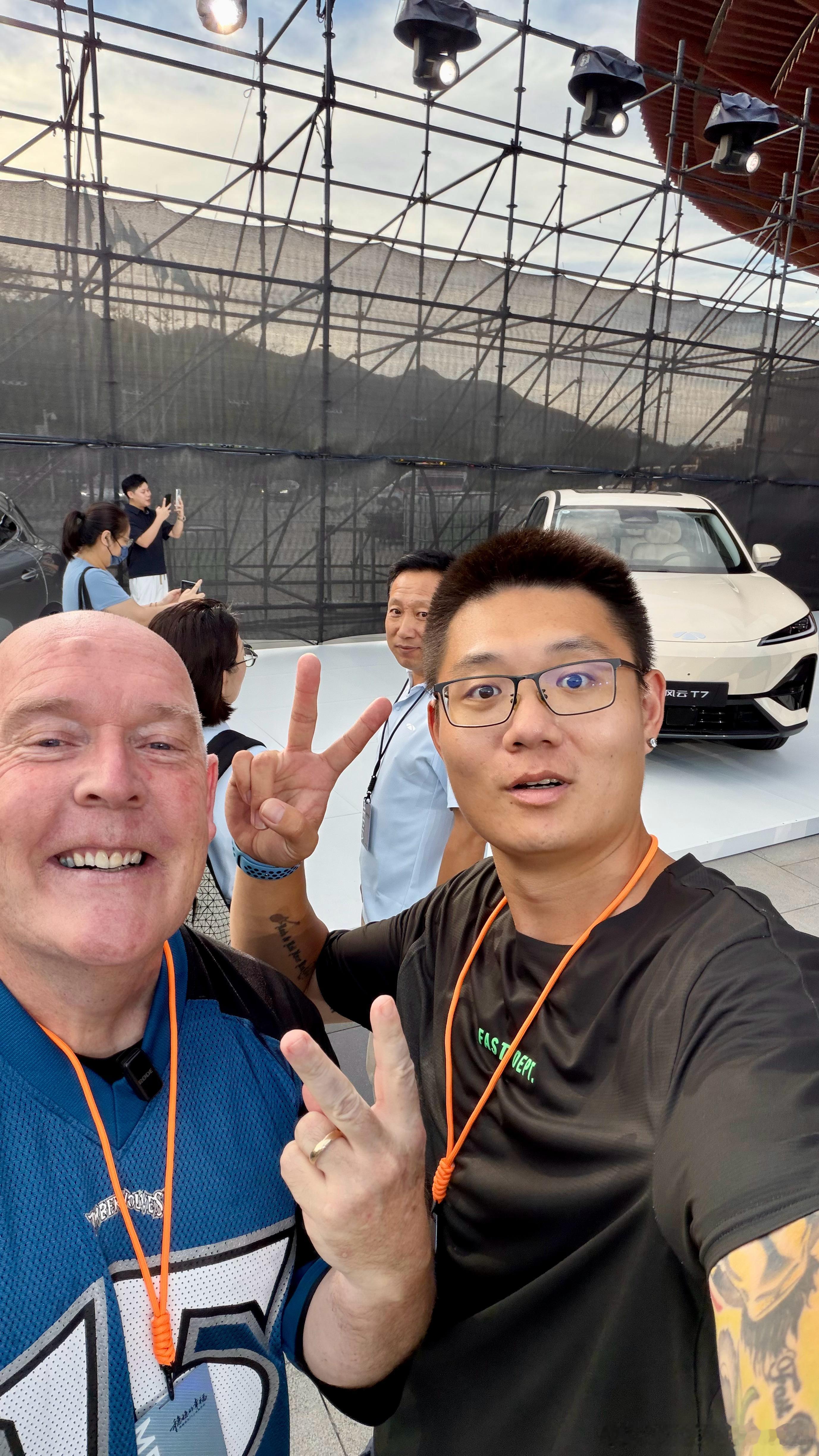 发布会现场遇到John Sweeney大叔，身为KG的球迷必须合影！  ​​​