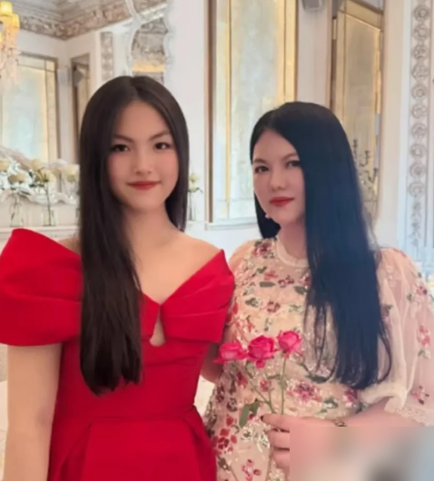 李湘把王诗龄送进名校那天，评论区都在说还不是靠爹妈的钱。
可没人提这姑娘每天练马术摔得腿上青紫，也没人提她半夜还在赶戏剧作业，画展作品被学校收藏。
你看陈飞宇，陈凯歌亲儿子，资源喂到嘴边，《秘果》《最好的我们》都捧不红，国籍那点事还被翻来覆去嘲。宋丹丹带巴图拍戏上综艺，十几年了名字都记不住。张凯