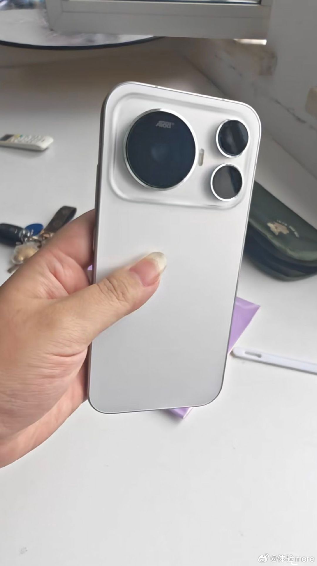 疑似荣耀Magic9系列外观曝光，猜测明天要官宣了。

荣耀Magic9 Pro Max，金属一体机身，后盖拼接设计，双层Deco，横向大矩阵+1大圆+2小圆，灵感来源于ARRIFLEX系列电影机标志性的“三镜头转塔”设计。

荣耀Magic9，整个Deco的感觉与ProMax一致，后盖和Deco看着像一体冷雕的。 ​