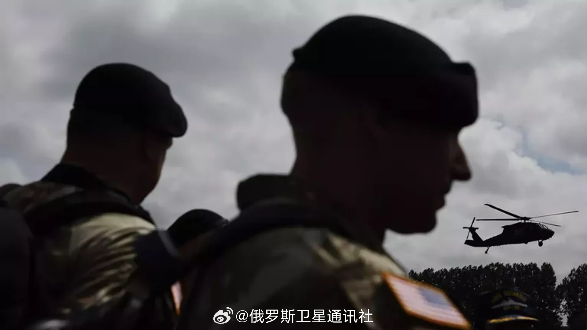 【#伊朗大使称美军士气低落#】伊朗驻俄罗斯大使贾拉利在接受俄罗斯卫星通讯社采访时称，美军士气低落。#美军林肯号航母水兵试图跳海#

贾拉利表示：“据说，美军的基础设施、伙食、后勤保障和士气状况非常糟糕，除自杀事件外，还有多人在大规模冲突中丧生。”

大使补充道，虽然五角大楼或美国官员尚未 ​