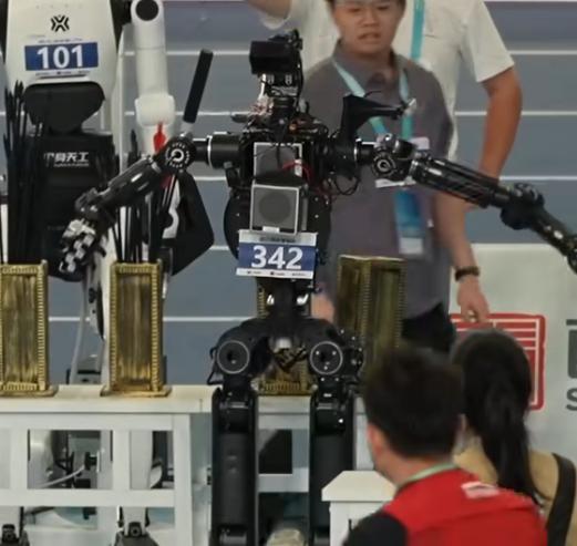 #人形机器人将亮相世界制造业大会# 【可以近距离看人形机器人了！】2026世界制造业大会机器人和具身智能展区设置智造工厂、智慧街区、智创社区等可感可触的场景，集中展示人形机器人整机和具身智能技术工业化落地应用。合肥骆岗公园还有无人驾驶航空器飞行、无人车驾驶等室外展演。机器人能跑能跳还能 ​