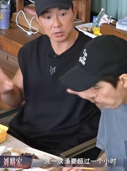 刘畊宏:我有个朋友叫吴尊，他就是洗澡超过一个小时！

阿云嘎:那不是米卡吗，我感觉他瘦的原因是每天一层一层把自己皮洗掉了！

刘畊宏:我在想你怎么有办法在里面待1个小时，他说洗澡，一直冲，搓每个部位，享受整个，我说我们都洗一洗出来！

阿云嘎:每一天，我们屋里都是1小时起步，有时上厕所他就在那云雾缭