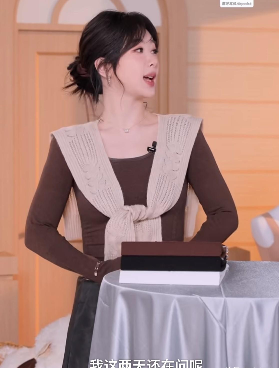 内娱演员都在为积压剧发愁，杨紫倒好，竟然在直播里公开“哭穷”，说自己手里快没库存了。
10月13号她开直播聊起新剧《玉兰花开君再来》，直接交代了底细。
她说前两天自己刚去打听过，结果配音还没轮到她，后期也还在赶工，短时间内根本抬不上来。
别人巴不得戏赶紧抬上来冲热度，她反而乐呵呵地表示不着急。