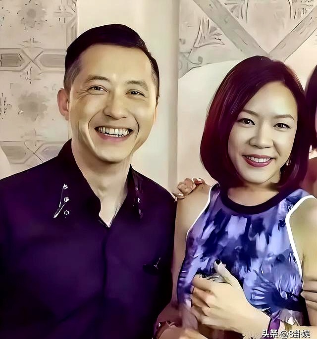 在外人眼中，庾澄庆与伊能静离婚多年，一直维持着和平共处、为儿子和睦相处的体面假象。
 

可直到最近，当庾澄庆面对采访时脱口而出的两个字被曝出后，瞬间将这对昔日夫妻的真实相处现状摆到了台面上。
 

这次，伊能静仅存的体面算是彻底藏不住了。
 

新单曲发布现场，媒体举着话筒，压根没心思多问新歌的细