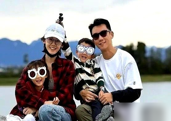 郑恺苗苗在加拿大被当成移民，结果俩人直播一开口，全是带娃的鸡飞狗跳。
没保姆，没团队，就姥姥跟着在厨房搭把手。苗苗管俩孩子，郑恺负责买菜做饭收拾家，一个月租房陪读，就为让孩子上个私校夏令营。
网友之前拍到他俩逛家具店、看车，立马脑补一出定居西温。结果人家就是短期租个房，添点锅碗瓢盆过日子。
一