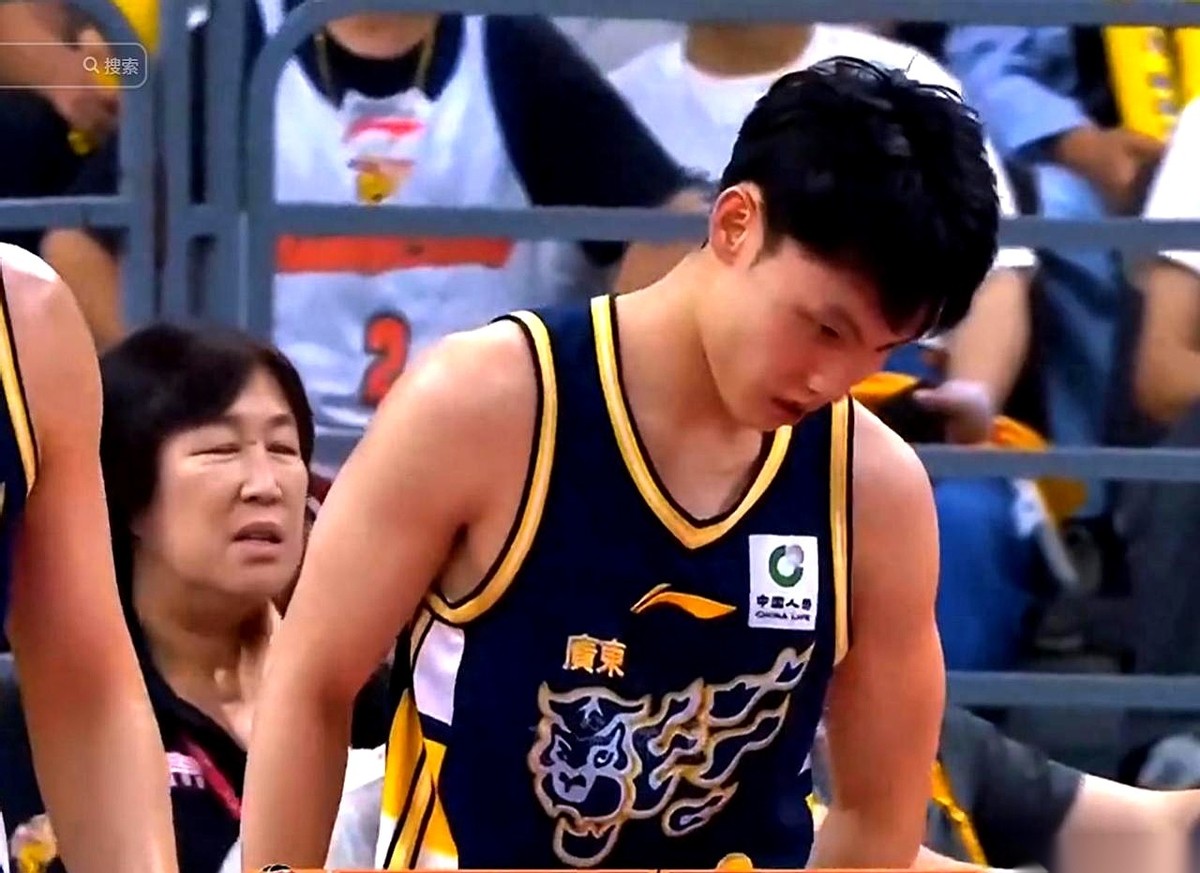 广东男篮输给山西这场，杜锋反常得让人心里发毛。 以往那个在场边跳脚、吼...
