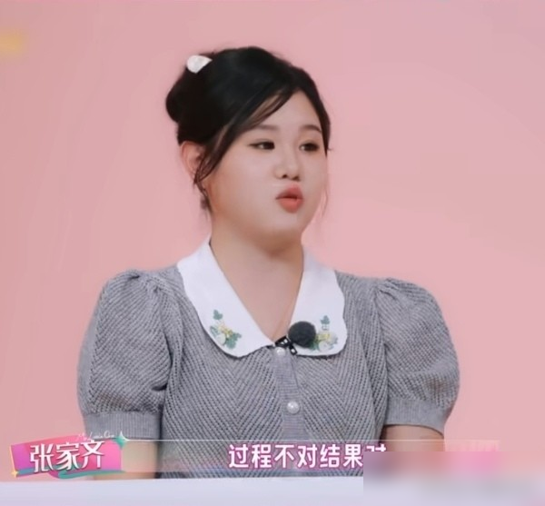 我不是你养大的，我是队里养大的。
张家齐在综艺里这句话，直接把他妈说哭了。镜头前他妈还反问：你教育我遇啥事不能哭，然后你自己在这哭？
从10岁到退役，三张银行卡全在妈手里，13岁拿81万奖金，孩子一分没摸着。最狠的是那封家书：虽然你表现得不太好，妈妈还是选择信任你，原谅你。
网友说她强势，她回