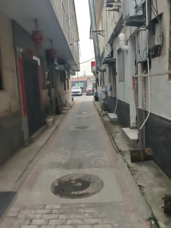 手机上看看什么呢，城中村的生活也是一种享受