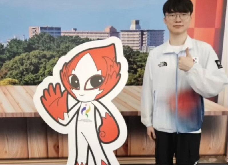 Faker亚运会排面拉满，韩国《英雄联盟》传奇选手Faker（李相赫）已于9月26日抵达日本名古屋，备战2026爱知·名古屋亚运会，并放话将全力冲击亚运会两连冠

#Faker抵达名古屋##Faker带队出征亚运会##369说Ruler不会霸凌人# ​