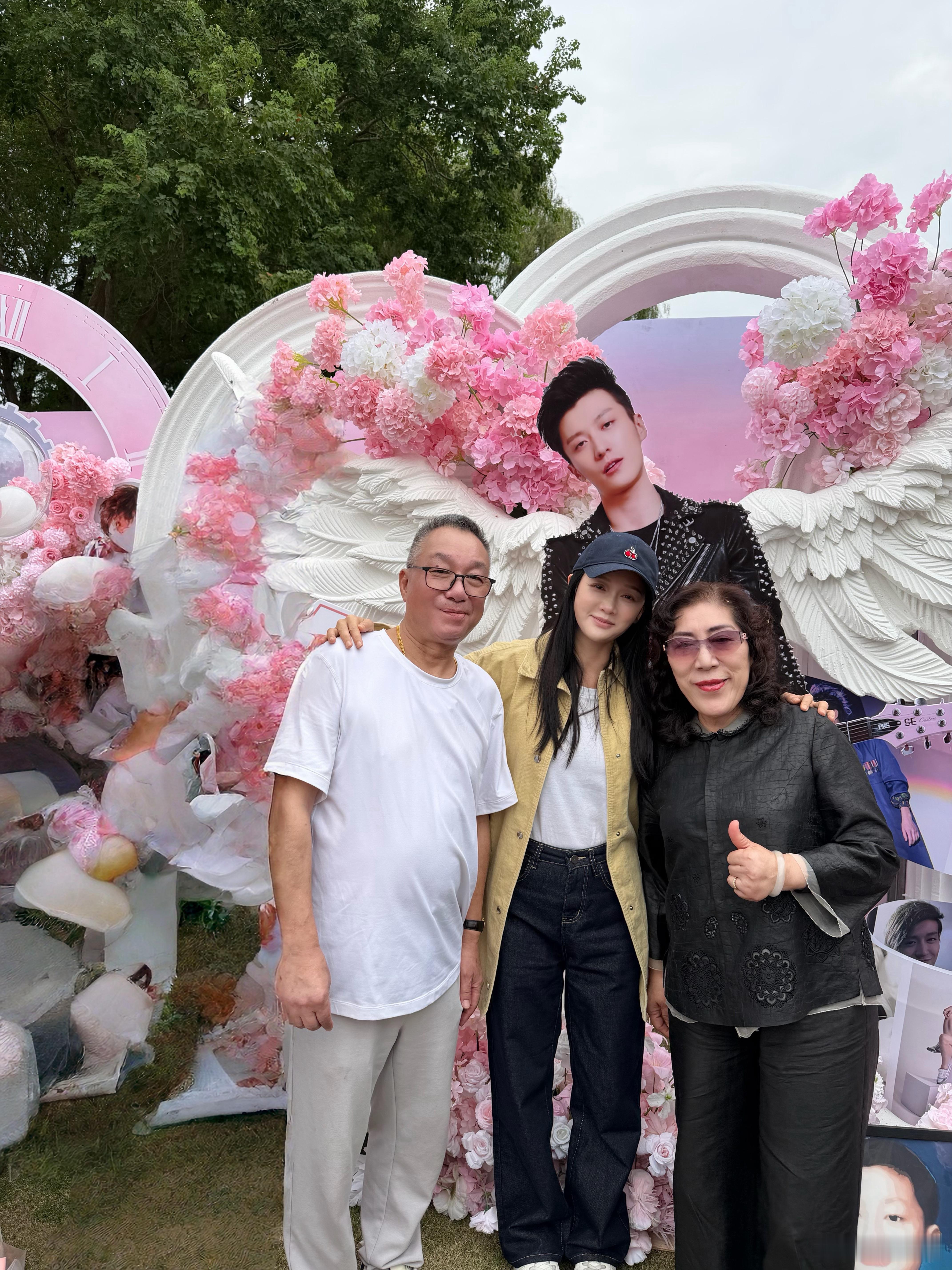 陈乔恩分享与乔任梁父母合影，娱乐圈竟然有如此真挚的友情，陈乔恩真的有情有义，十年了每一个重要日子她都记得，对待两位老人也很照顾[赞]
刚刚陈乔恩发微博，分享照片并配文：十年了，你永远是少年！陈乔恩还配了一个小蛋糕表情包，看这文案令人唏嘘，如果乔任梁还在，今年也39岁了，应该也是娱乐圈的顶流了。
照片