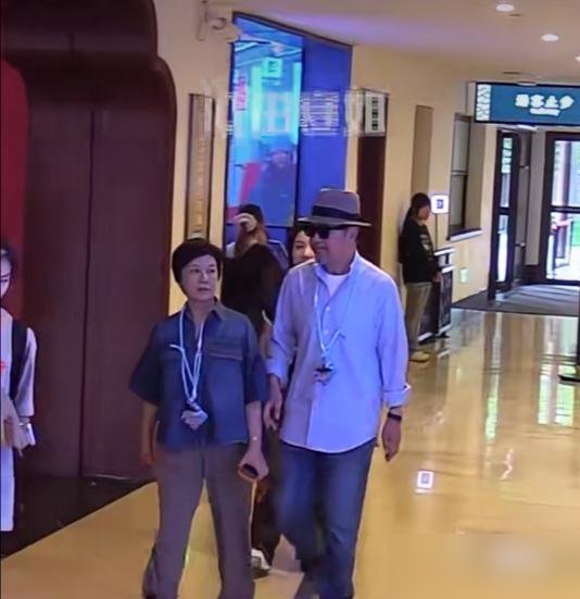 张国立搂着邓婕走乌镇，后面跟了一群举手机的，愣是没一个人敢上去搭话。
老两口步子不急，邓婕一身素色，手上拎个小包，张国立时不时侧头跟她说两句，笑得跟年轻时一样。游客拍了一圈，愣是没人挤过去要签名。
想想也是，这岁数了，谁还缺那点热闹。
去年在澳洲海边被偶遇，今年又带着87版《红楼梦》那帮老伙计