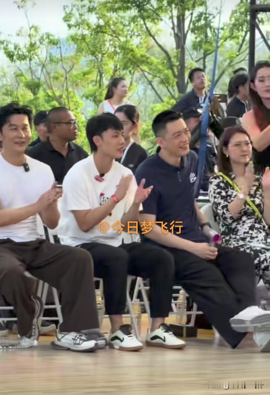 徐杰与杨鸣一同参加活动，周鹏和黄荣奇同日回归母队！

梦飞行报道：今天，广东队球员徐杰与辽宁队原主教练杨鸣，一同参加了在湖北武汉麓客岛举行的NBA球星罗斯中国行嘉年华活动，活动中两人还不时交谈说笑着。
今晚，徐杰将与罗斯PK三分大赛。活动结束后，徐杰将在明天返回东莞归队训练。
今日上午，签约回归广东