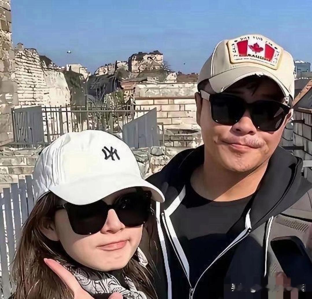 低调相伴四年，陈思诚悄悄赠予女友三千万房产
 
陈思诚和阮巨低调相恋已有四年，从未官宣恋情，却用实打实的诚意对待对方。他默默将上海静安区一套价值三千万的房产，登记到阮巨名下，全程没有炒作热搜，安静又郑重。
 
阮巨自身事业亮眼，单集片酬五十万，完全有能力负担奢侈品，日常穿搭动辄几十万。两人频繁被路人