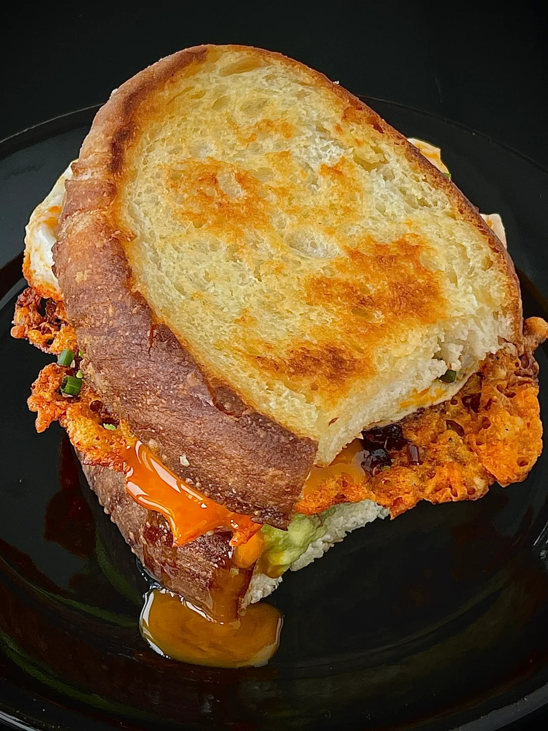 不一样的牛油果脆皮鸡蛋甜辣三明治🥪
