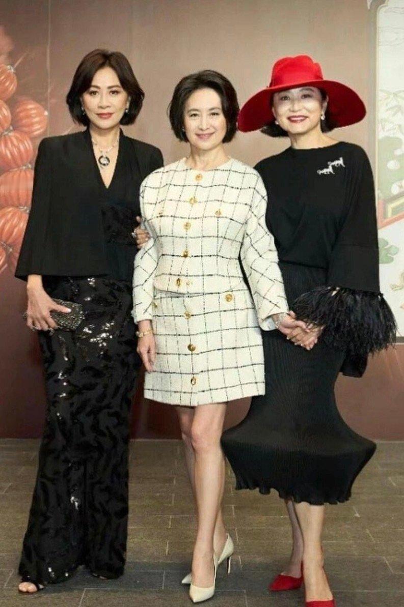 63岁何超琼早就该穿短裙了，与刘嘉玲、林青霞合影，漫画腿赢麻了 ​