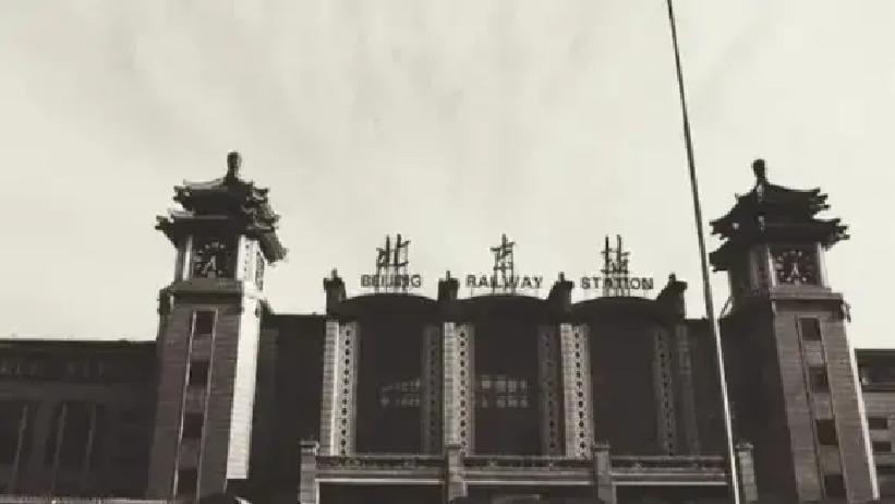 2006年，北京一刺死城管的街头小贩以“故意杀人罪”被判处死刑。然而，他的辩护律师说了一句话，让法官无言以对，也改变了小商贩的人生结局……
 
崔英杰把三轮车停在树荫下，刚把烤肠机支好，老主顾刘姐就过来了。
 
“今天这么早？”崔英杰低头插电源。
 
“孩子补习班提前下课。”刘姐掏出五块钱，“老样子
