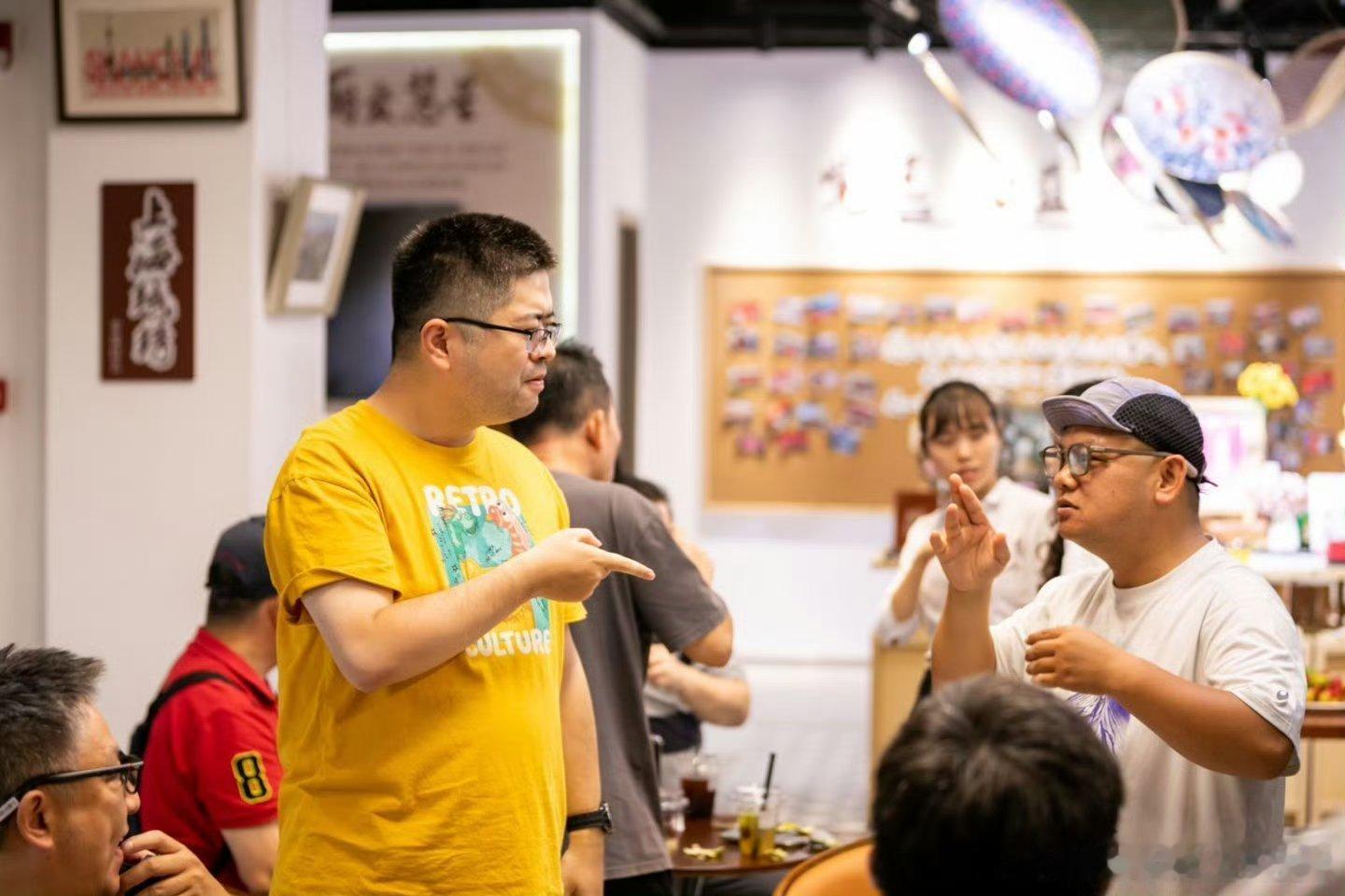 #再也不用假装听懂了# “多等一等、多确认一句”，这是我们普通人能做的善意；而AI眼镜，是把这份善意变成了常态化的工具。声音转文字，让听障朋友不用再靠猜来交流，不用再勉强点头。科技和耐心结合起来，才能让沟通不再有隔阂。愿每个人都能从容表达，被真正理解 #别让听障者被迫假装听懂# ​