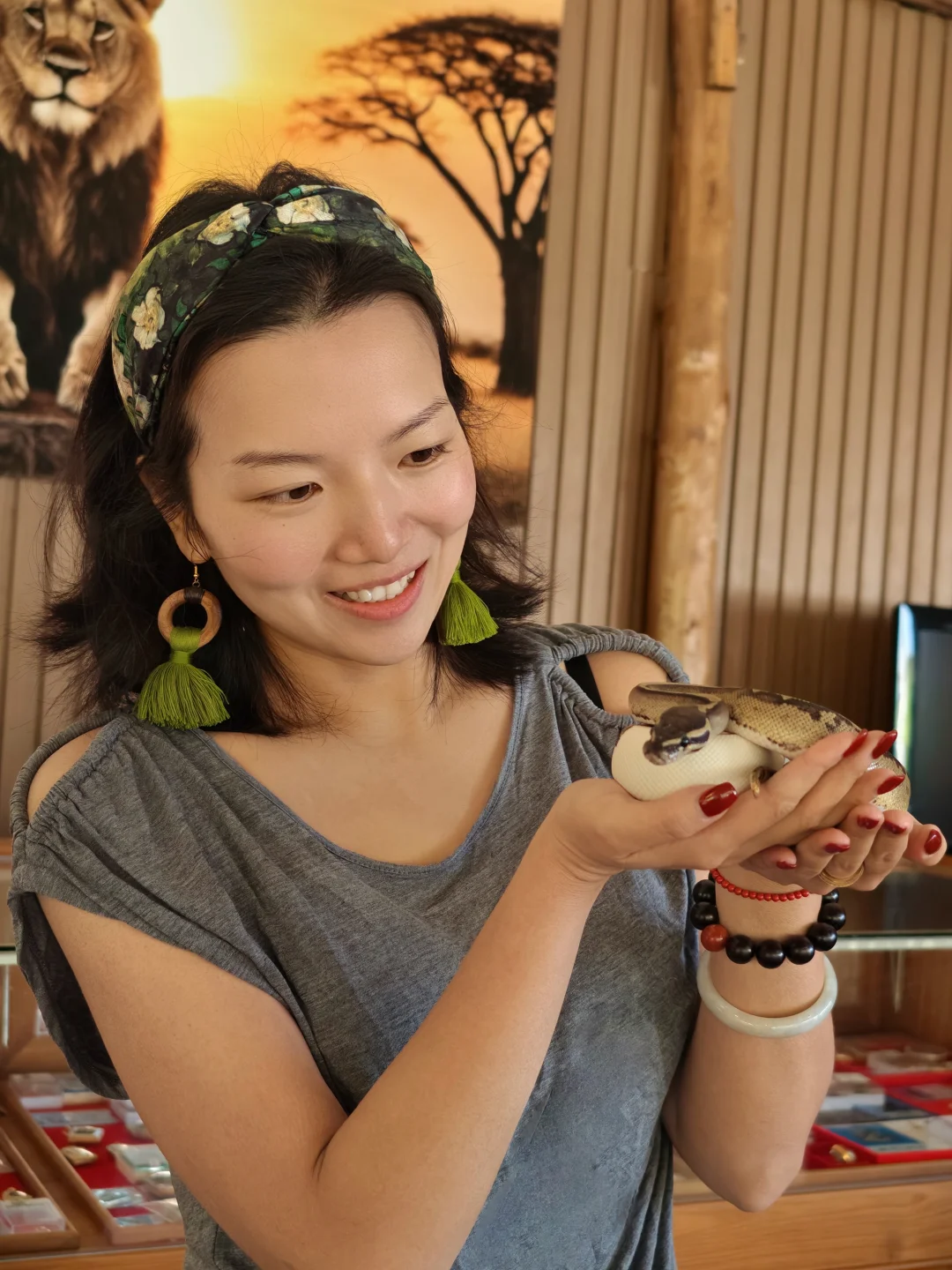 胆小误入❗ 在清迈撸到一条贪睡蛇🐍