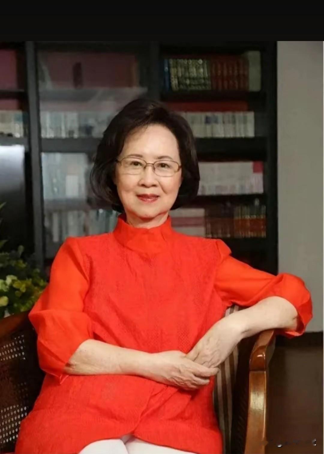 今天听了两个女人的故事，感慨很多。

琼瑶和李抗美，两个女人都是二婚。一个是法律上的合法夫妻，一个是搭伙过日子。最终，所有的情与爱都被现实的权衡利弊撕得粉碎。

李抗美为了晚年有个相依相伴的人，放弃洛阳的生活奔赴上海，与老李相伴18年。18年全情付出，却没换来她想要的一纸婚书。最终，她在老李那里换来