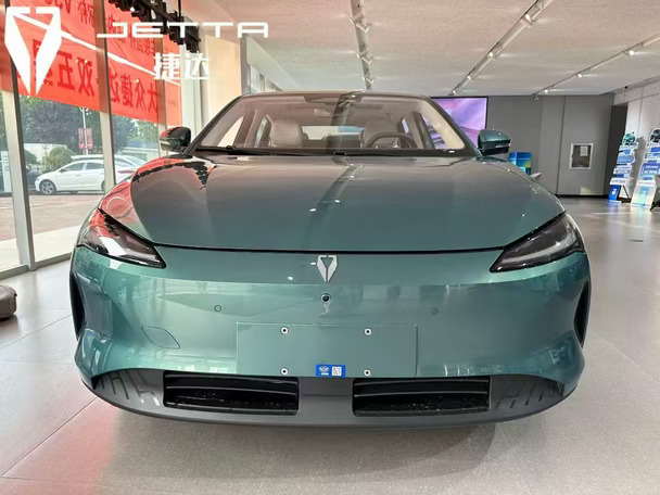 预算10万内｜捷达M6价格+配置速看📝
预售价：8.08w-9.98w，把城市NOA打进10万内，诚意拉满
▫️465 Pro｜8.08w
465km续航｜基础智驾、15.6英寸大屏、3.5kW外放电，代步首选
▫️555 Max｜9.08w
555km长续航｜前排座椅通风/加热/按摩、三层镀银防晒天幕，家用一步到位
▫️555 Ultra｜9.98w
555km续航｜城市NOA领航辅助、记忆泊车，高阶智驾直接上车
✅全系标配亮点
✅2820mm大轴距，越级后排空间
✅热泵空调｜冬天续航不崩
✅V2L外放电｜露营神器
✅AI大模型车机，语音交互顺滑
🎁预售权益
1000抵2000购车款｜置换补贴4000元起
限量改色膜、充电墙盒/充放电枪二选一，福利可叠加
老捷达的靠谱品质，配上纯电智能座舱，这个定价真的杀疯了！
刚需家用、第一台车，闭眼试驾不亏。
#捷达M6#10万以内一步到位