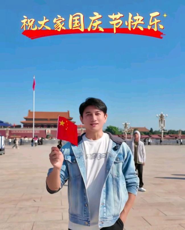 撕破伪装，亮出底牌！
2026年10月1日，北京天安门广场，艺人吴奇隆手持五星红旗发布国庆短视频，复刻1991年老照片。此举之后，台湾原定10月4日的棒球开球活动遭取消，他直接回应“不赚钱也是这个立场”，迅速收获大量网友支持。
然而一场正常的国庆祝福，却换来商业活动被取消的结果，也折射出岛内复杂的舆
