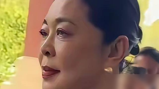 倪萍直播间被刷屏了，满屏都是“垫下巴、脸僵了”。她直接怼回去，谁往这上面整啊，整完还这样？
67岁的人了，前阵子刚减了40斤，皮松了肉垮了，这不就是人老了最正常的样儿吗。镜头怼着脸拍，一点不躲，还说自己这张脸对得起这个岁数。
想想她这一年，带27岁儿子去看蔡磊，上山东春晚演小品，飞天奖颁奖用烟台