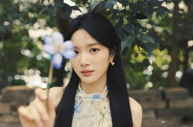 凭《给阿嬷的情书》爆红，李思潼被传出演《流俗地》盲女


没人想到，从金融工程专业半路跨界的新人李思潼，凭小成本作品《给阿嬷的情书》直接爆成年度黑马，如今连文学IP的核心读者都主动把高难度的盲女角色举荐给她。

之前大批书迷跑到《流俗地》作者黎紫书的社交账号刷屏求选角，作者都出面表态把观众的呼声转达