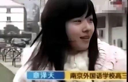 章泽天跟刘强东刚恋爱时的照片，能看出来当时还很青涩。 ​