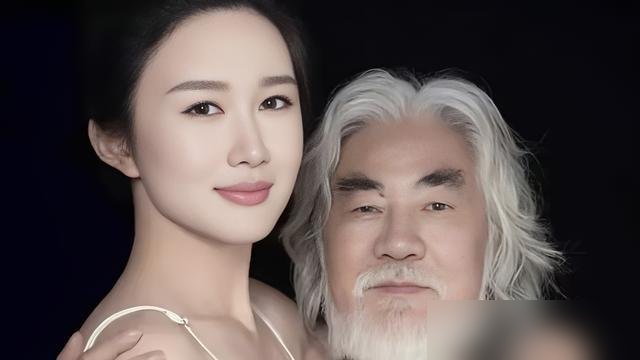 75岁张纪中坐在旁边，一声没吭。44岁的杜星霖对着镜头宣布，准备要第五胎了，这次想要个儿子，名字都想好了，叫“龙太子”。
她说家里孩子越生越可爱，越生越聪明，已经进入“良性循环”。台上热闹，台下安静，张纪中全程没接话。
之前她还说过，张纪中的精力体力比很多年轻人都好。可镜头里，一个滔滔不绝，一个